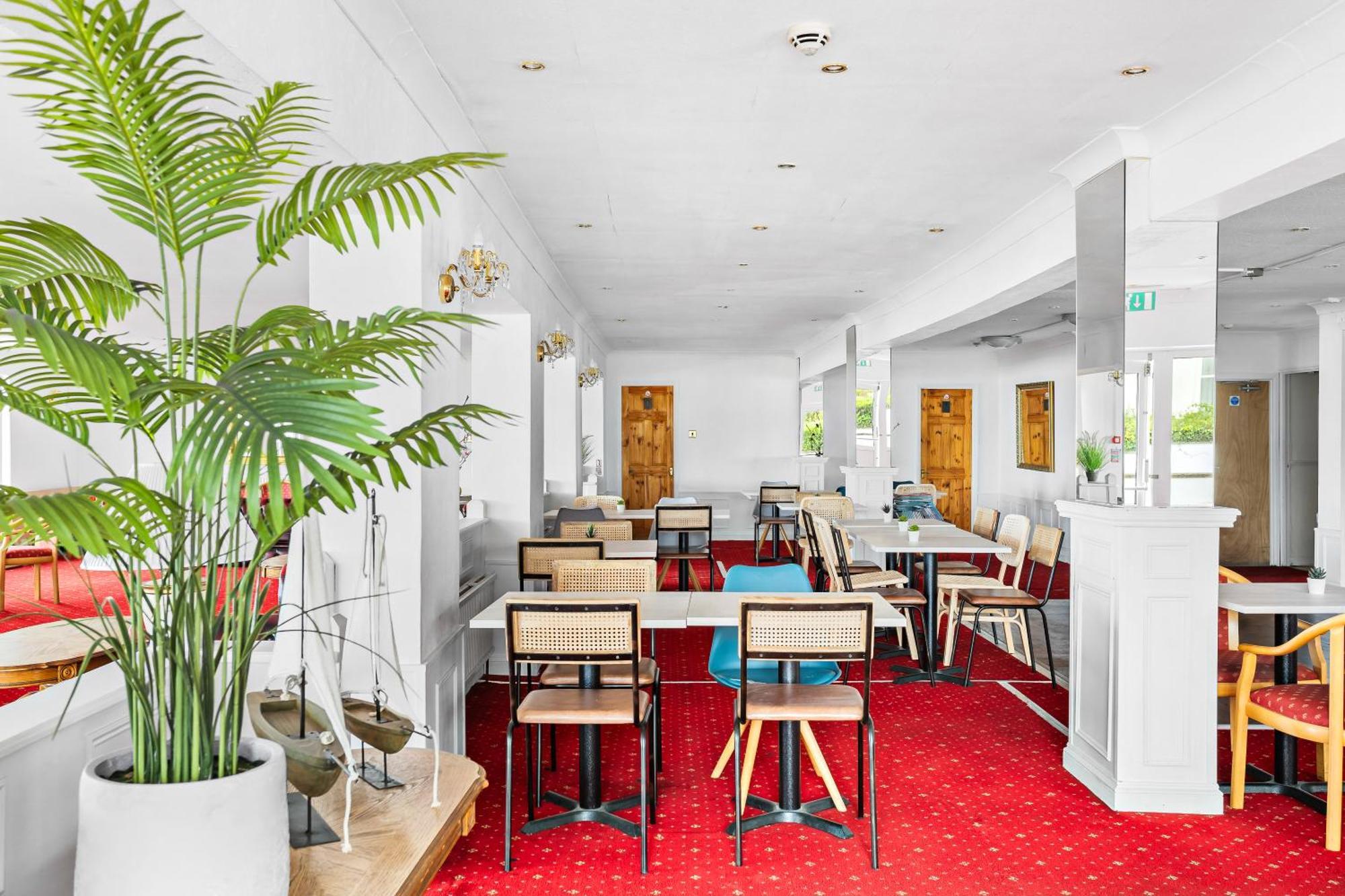 Waters Edge Hotel Торки Экстерьер фото
