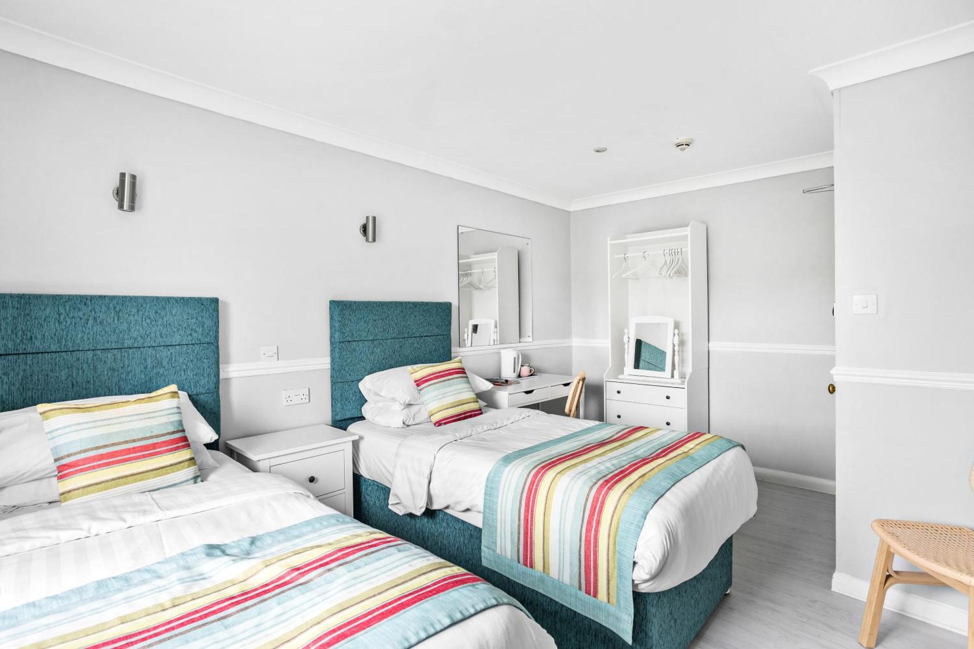 Waters Edge Hotel Торки Экстерьер фото