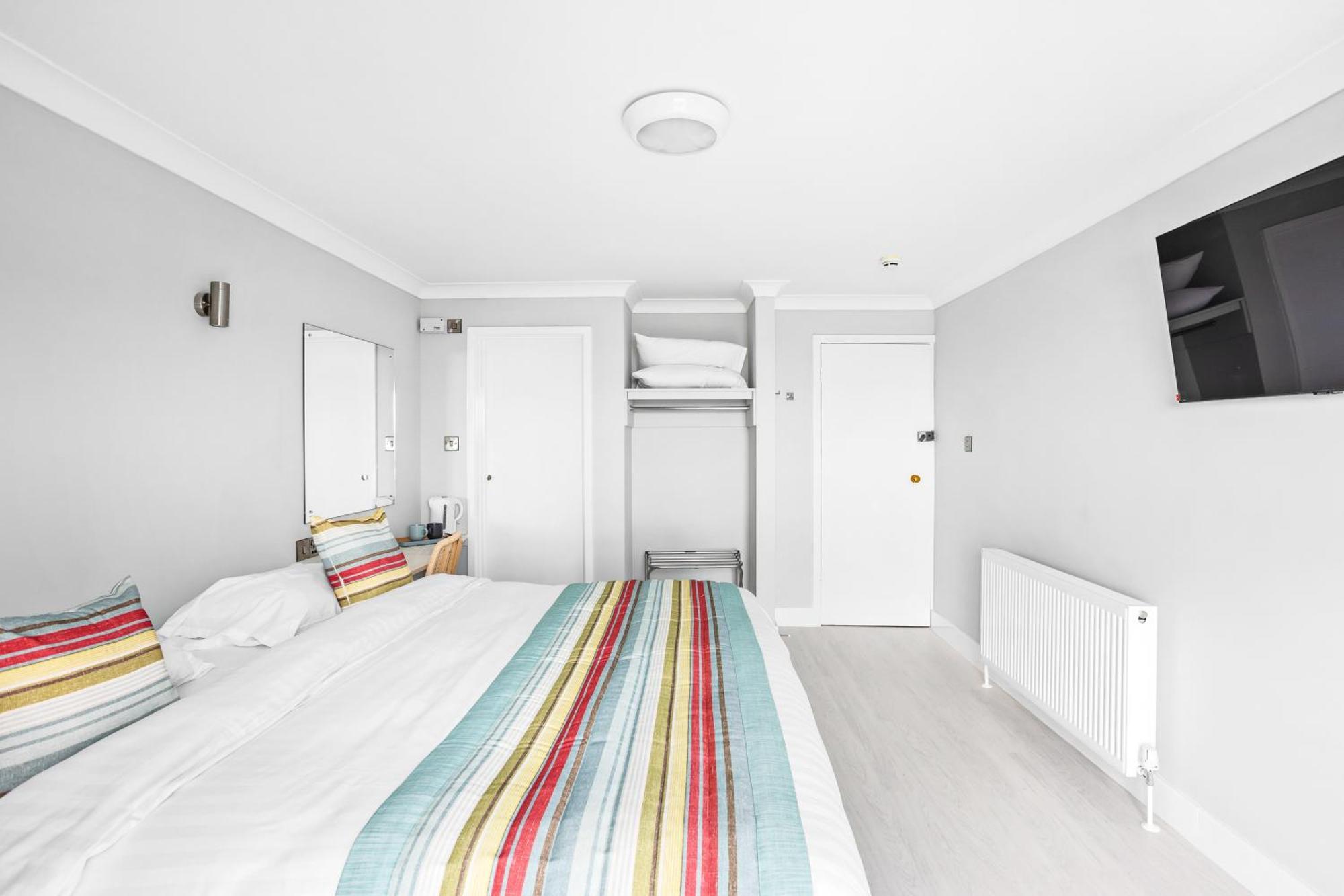 Waters Edge Hotel Торки Экстерьер фото