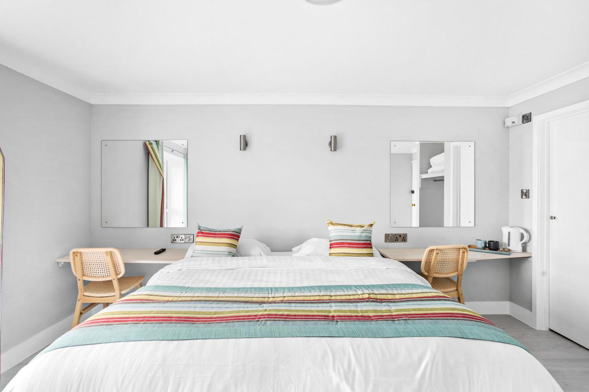 Waters Edge Hotel Торки Экстерьер фото