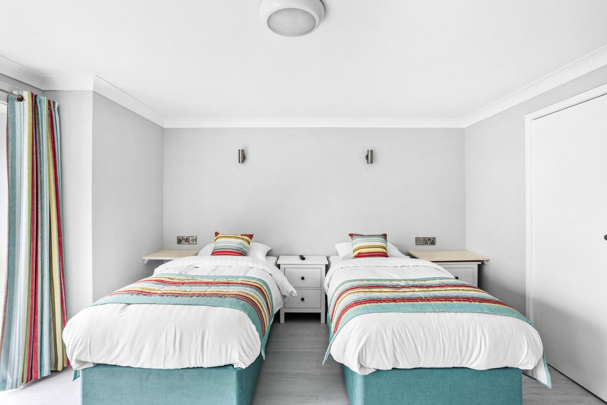 Waters Edge Hotel Торки Экстерьер фото